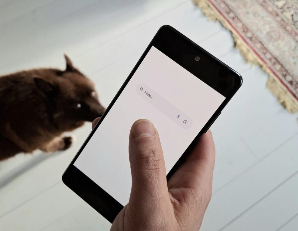 Googlettamista kännykällä.