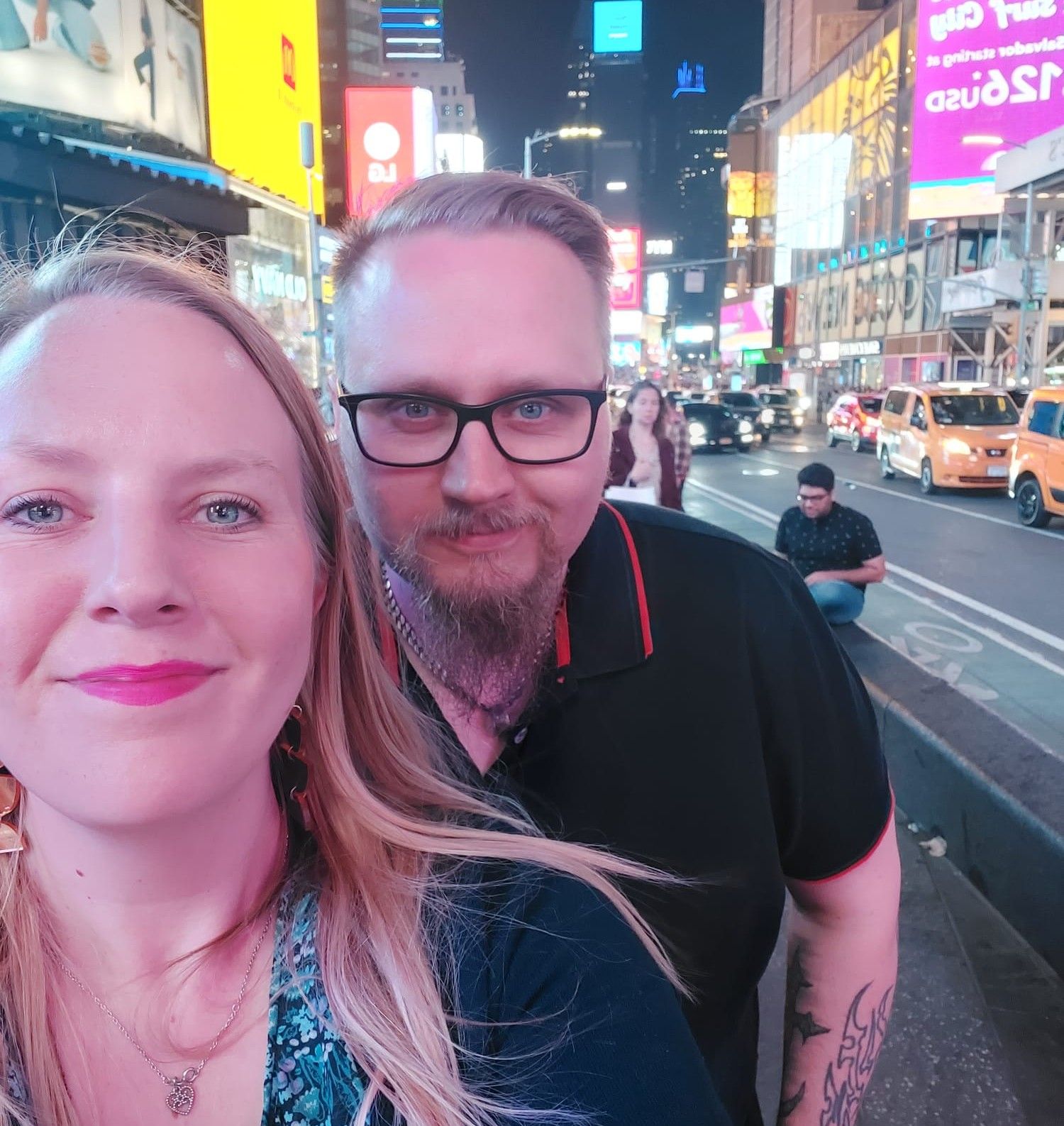 Pariskunta New Yorkin Time Squarella.